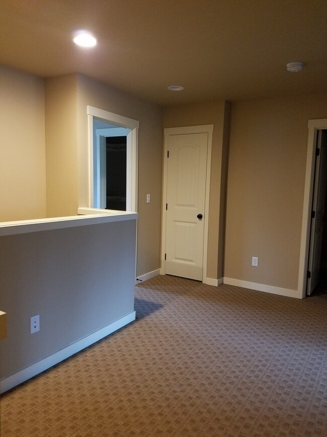 Building Photo - High end town home in perfect location