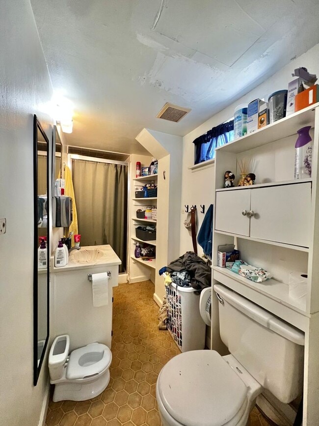 Building Photo - Cozy 2-Bedroom 1-Bath Basement Unit Near UNC!