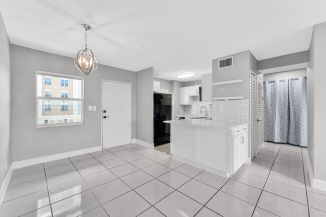 Building Photo - 2555 NE 11th St