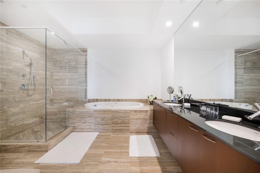 Building Photo - 15901 Collins Ave