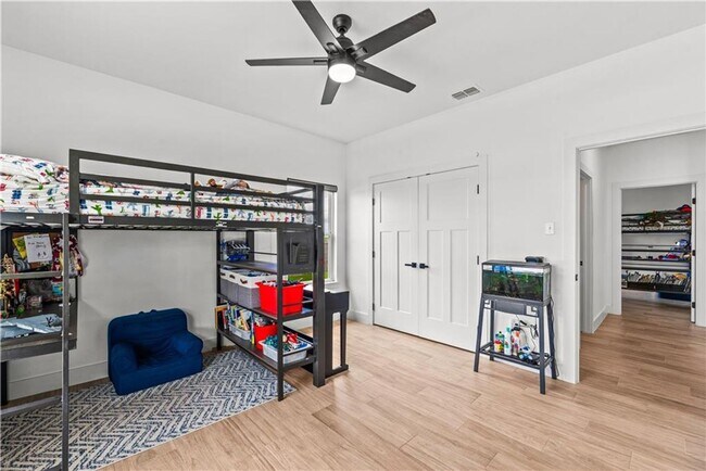 Building Photo - 4/3-Kings Landing community