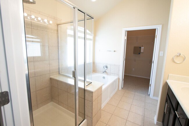 Building Photo - TWO WEEKS FREE RENT!!!  Welcome to this charming 3-bedroom, 2-bathroom home located in the vibran...