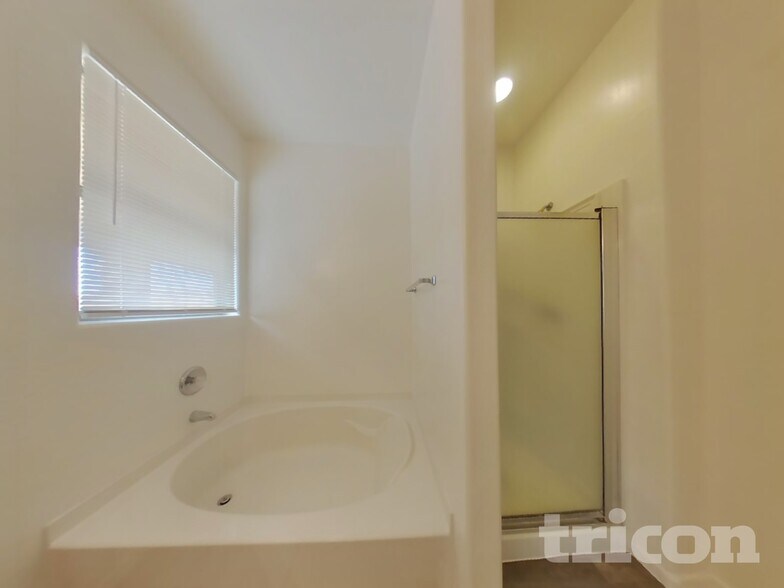 Building Photo - 6410 S 72nd Ln