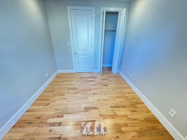 Building Photo - 876 Lincoln Pl