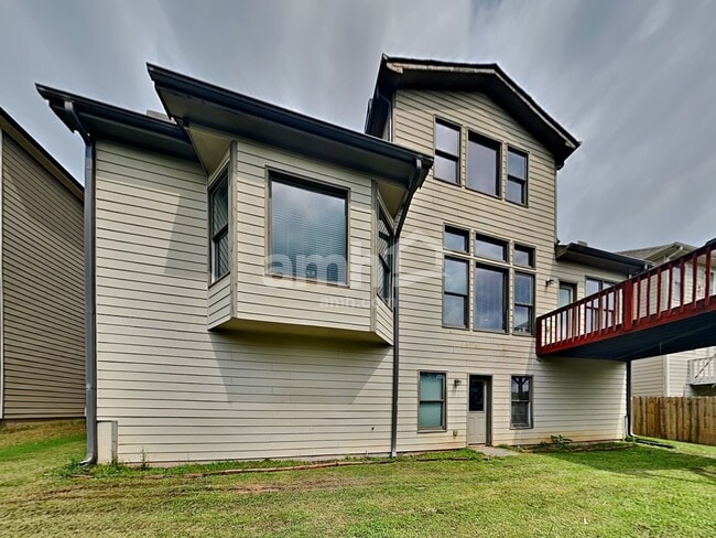 Building Photo - 333 Silver Top Dr SE