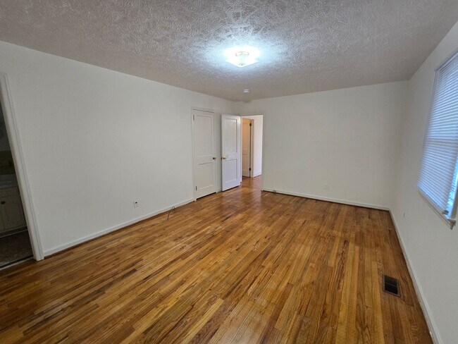 Building Photo - 1855 Broadell Dr