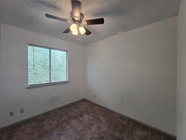 Building Photo - 807 Meadowcreek Dr