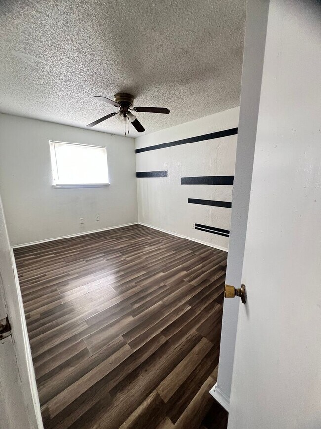 Building Photo - 1601 E Central Texas Expy