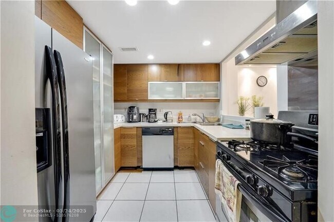 Building Photo - 3140 S Ocean Dr