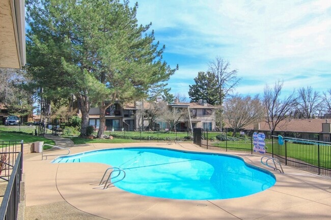 Building Photo - Remodeled Redding Condo!