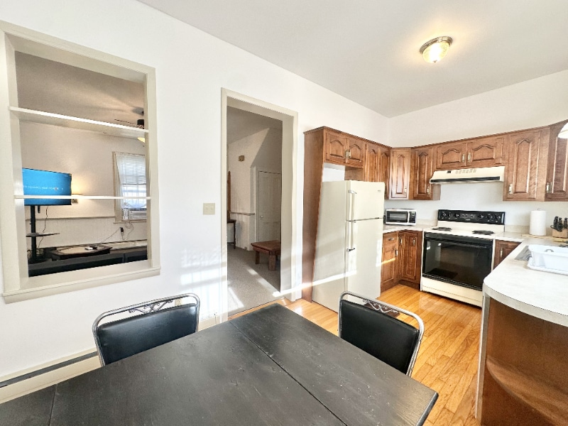 Building Photo - 573 Bloom St