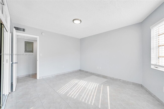 Building Photo - 1639 NE Miami Gardens Dr