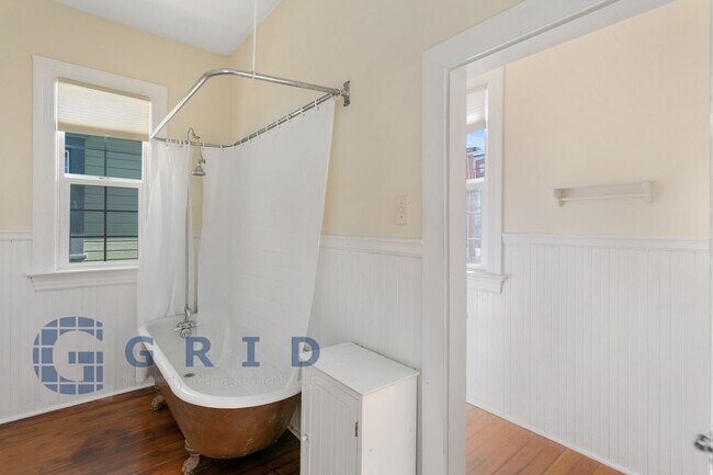 Building Photo - Gorgeous 2 Bedroom Victorian Home!
