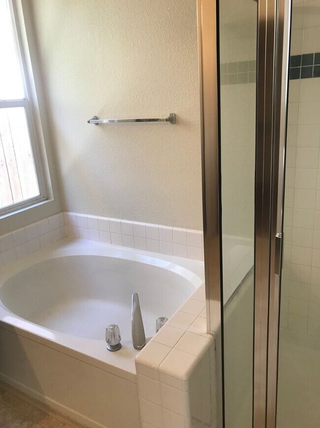 Building Photo - Spacious and Bright 3bed/2 bath Home in Davis