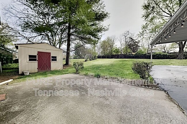 Building Photo - 537 Whispering Hills Dr