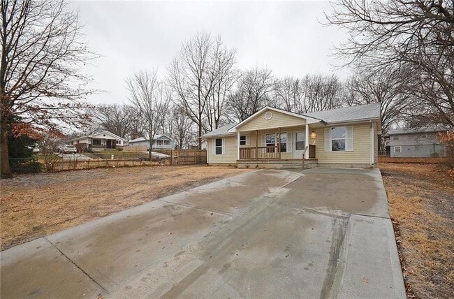 Building Photo - 6130 NE Vivion Rd