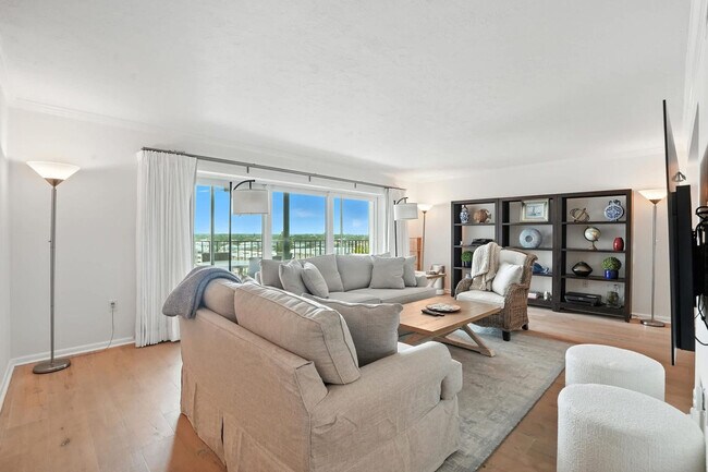 Building Photo - 3951 Gulf Shore Blvd N