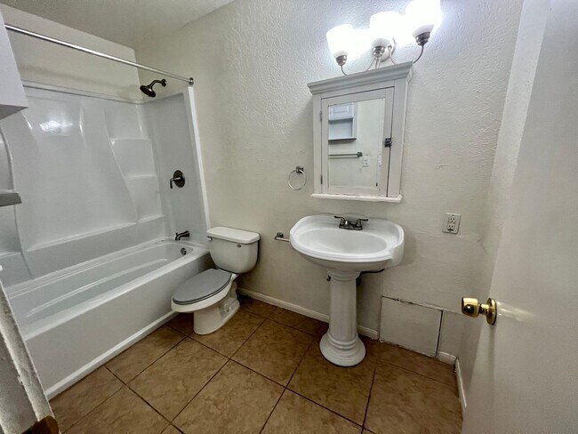 Building Photo - 5 Bedroom 2 Bath - Close to 29 Palms Marin...