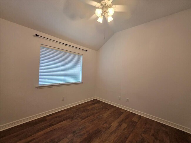 Building Photo - 126 S Millport Cir