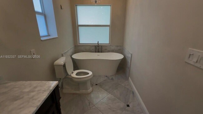 Building Photo - 801 NE 17th St