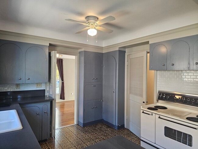 Building Photo - 6613 N Amherst St