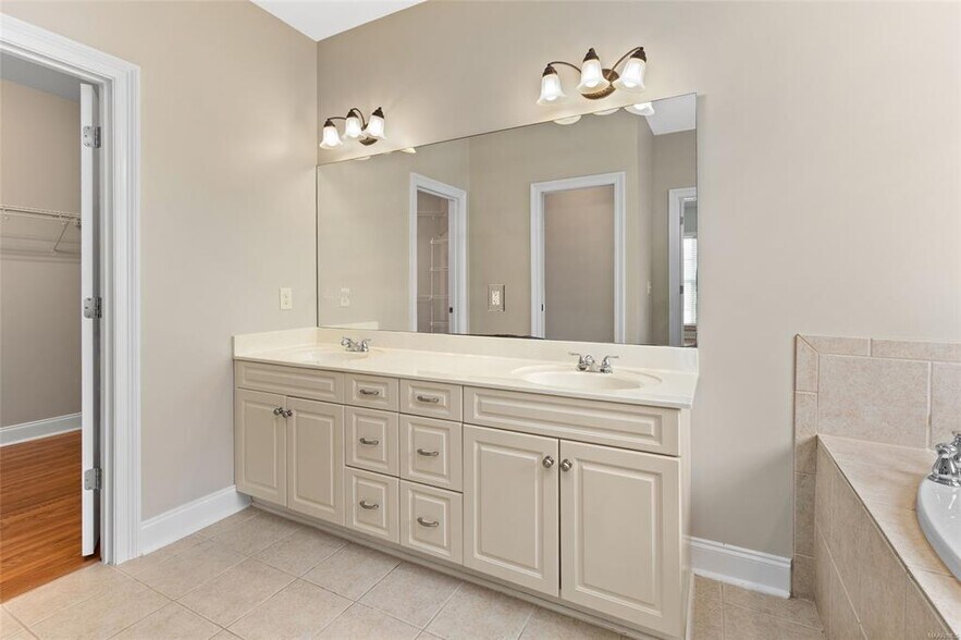 Building Photo - 9729 Helmsley Cir