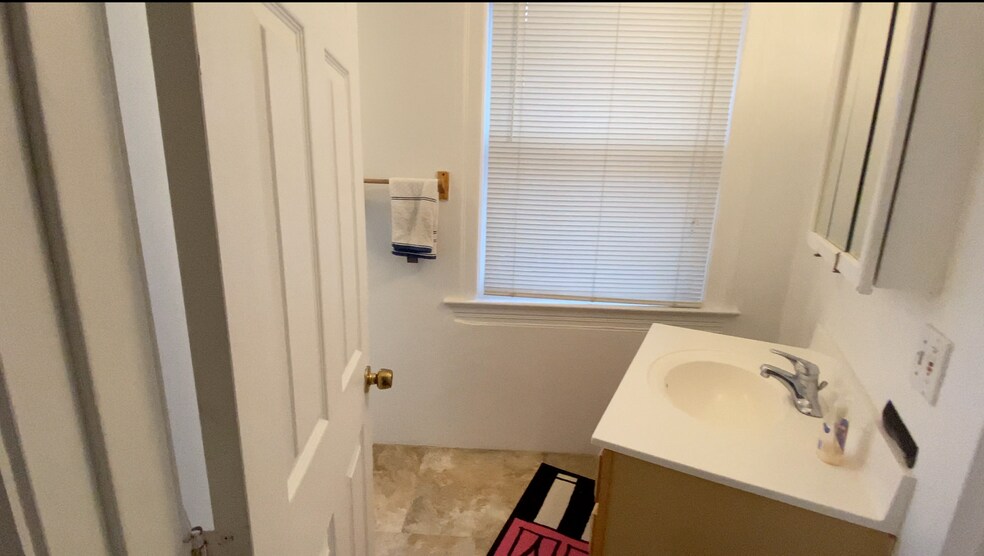 Building Photo - 5819 Bartlett St