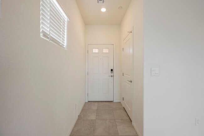 Building Photo - 402 Larksong Ave