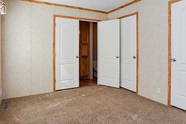 Building Photo - 900 Boothby Rd