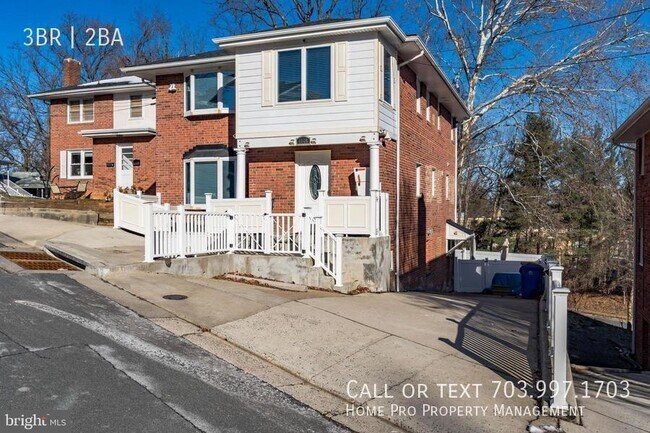 Building Photo - Arlington dulpex, top unit w/bacony overlo...