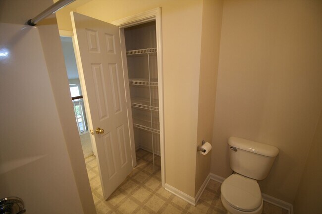 Building Photo - Willow Bend Home. 1st Floor Primary Bedroo...