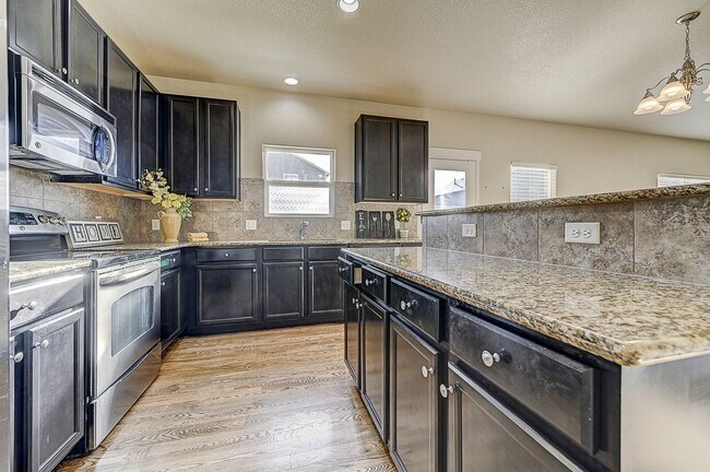 Building Photo - HUGE SIX (6!!!) BD HOME IN LORSON RANCH! **$500 credit with a 16-month lease start date by Dec 15...