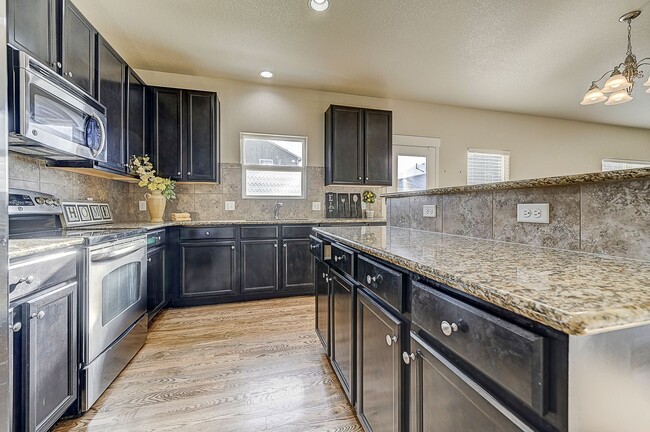 Building Photo - HUGE SIX (6!!!) BD HOME IN LORSON RANCH!