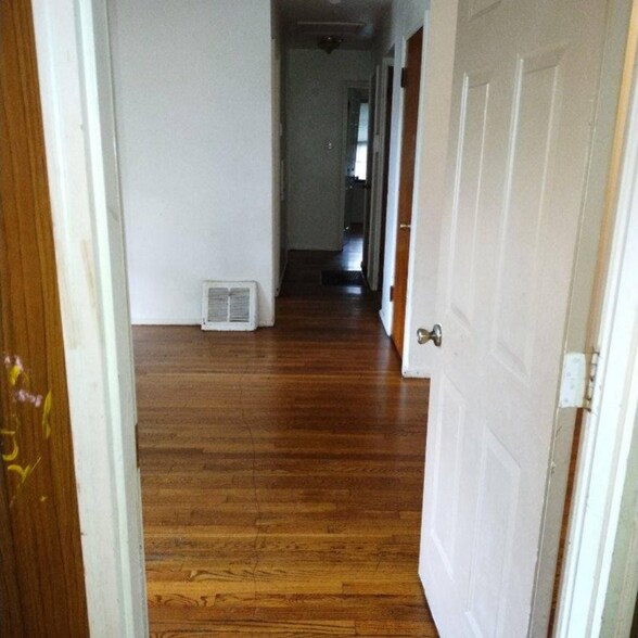 Building Photo - 154 Cameron Rd