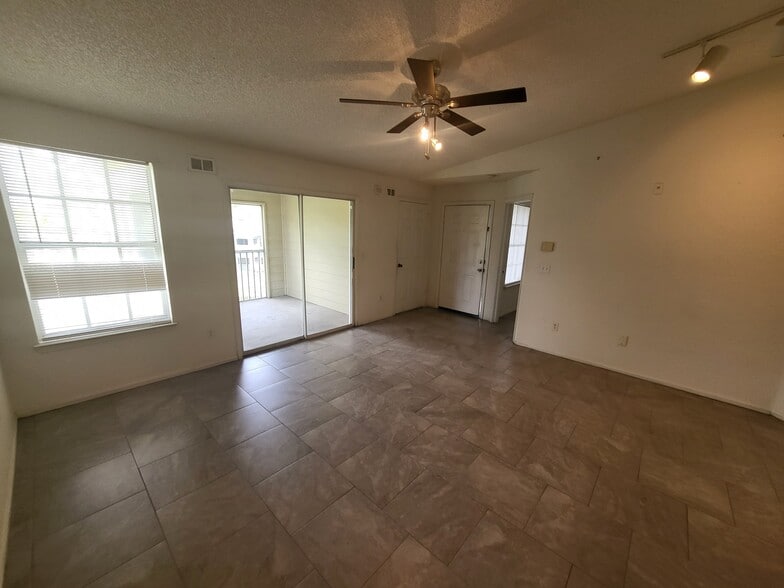 Building Photo - 5064 Park Central Dr