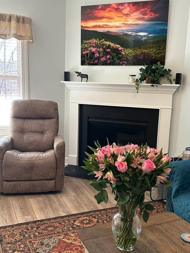 Building Photo - 3 Bedroom 2.5 Bathroom