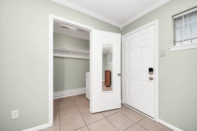 Building Photo - 44 W Tri Oaks Ln