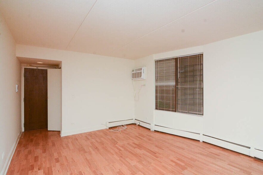 Building Photo - 622 W Wellington Ave