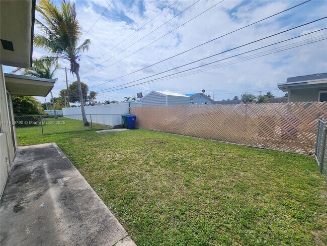Building Photo - 1806 SW 97th Ave