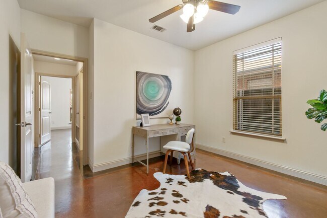 Building Photo - ** MOVE IN July 11th 2027 $5500 ** 5 Bed 3 Bath ** 1 Minute Walk to TCU Campus **