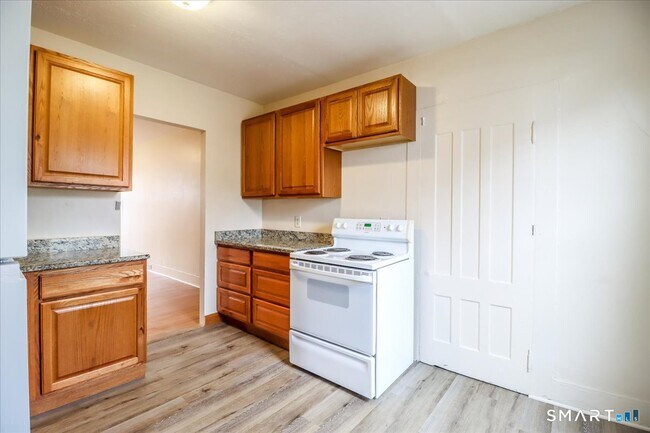 Building Photo - 17 Church St