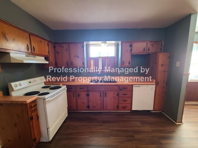 Building Photo - Large 3 bed 1.5 bath!