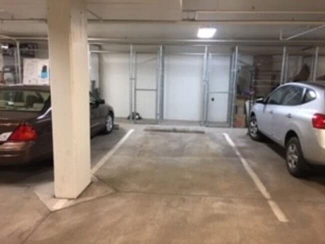 Building Photo - Stunning Clocktower Penthouse Condo with mountain views!