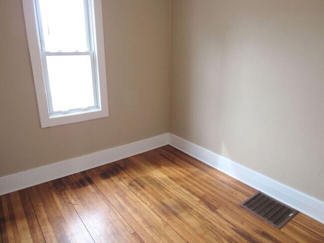 Building Photo - 303-305 11th St SE