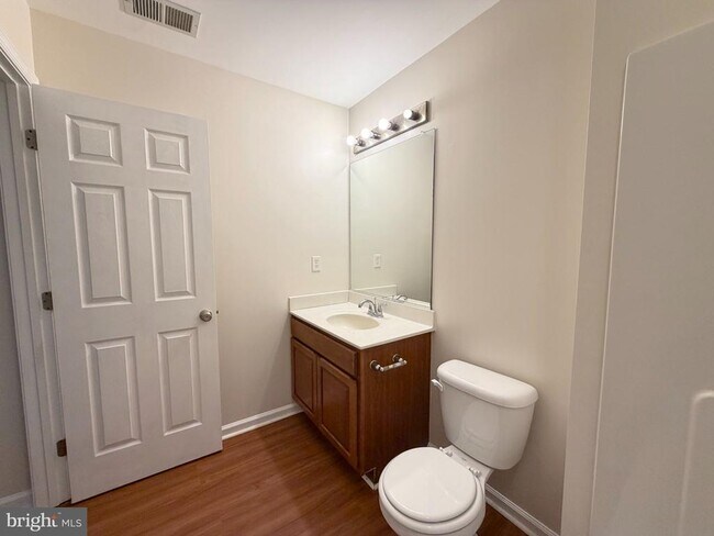 Building Photo - 10 S Meadow Ct
