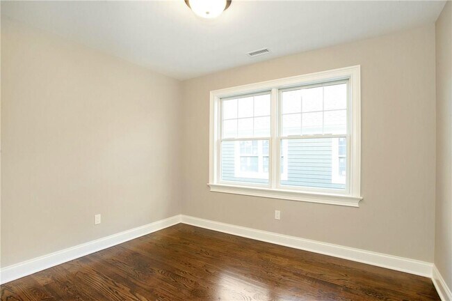 Building Photo - 150 Woodside Ave