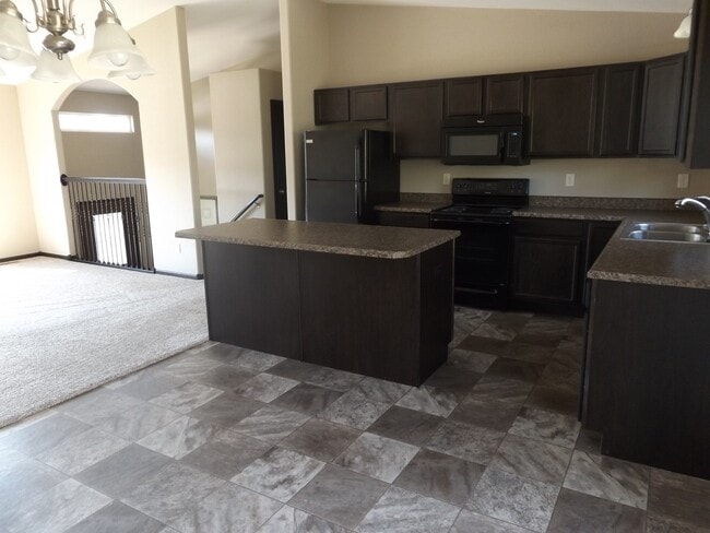 Building Photo - 4 BEDROOM | 3 BATH | TOWNHOME | GARAGE | WEST SIDE