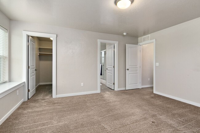 Building Photo - ** $500 MOVE IN SPECIAL ** LOW MAINTENANCE...