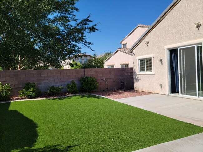 Building Photo - Downtown Summerlin Beauty