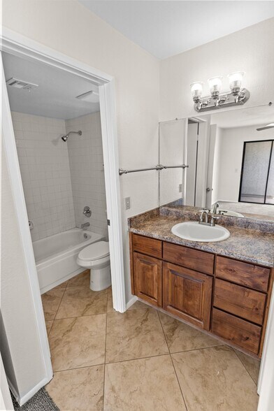 Building Photo - 850 S River Dr